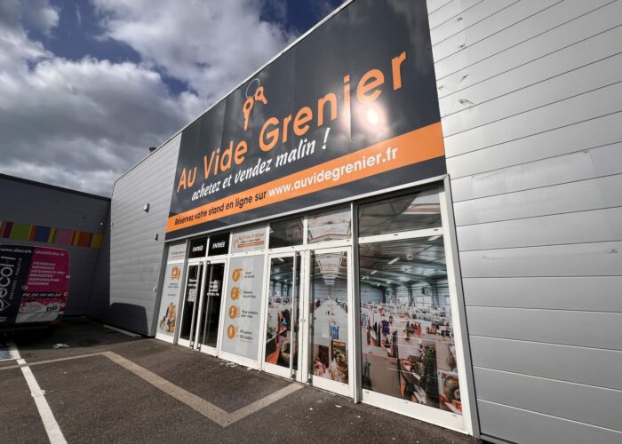 Enseigne AU VIDE GRENIER